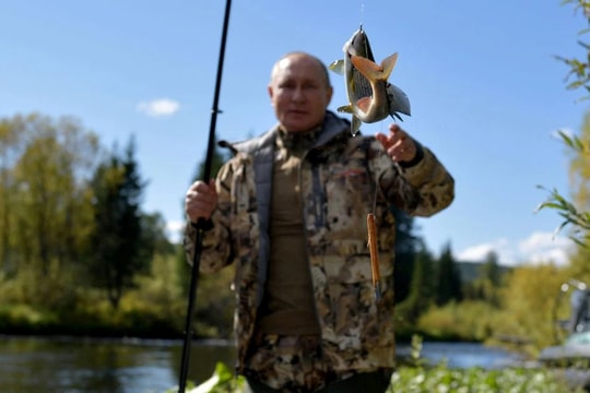 Tổng thống Putin kết thúc cách ly, đi leo núi và câu cá ở Siberia