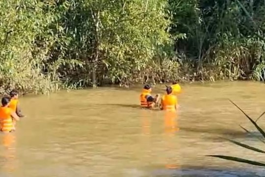 Tìm thấy thi thể bé gái 4 tuổi trong vụ 3 cha con bị nước cuốn trôi