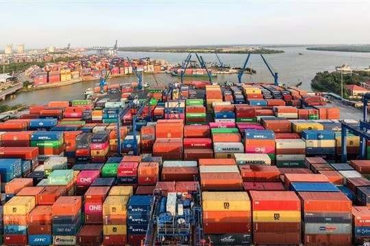 Hàng container qua cảng biển duy trì đà tăng trưởng 2 con số