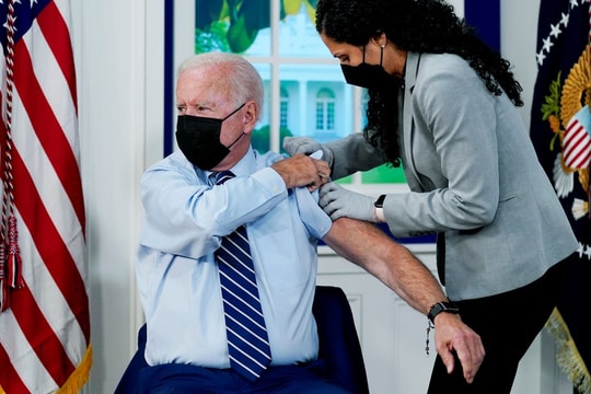 Tin vắn thế giới ngày 28/9: Tổng thống Joe Biden tiêm vui vaccine COVID-19 tăng cường