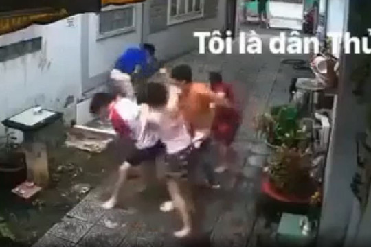 Đạp đổ biển hiệu hàng xóm, người đàn ông bị cả ngõ quây kín 'đánh hội đồng'
