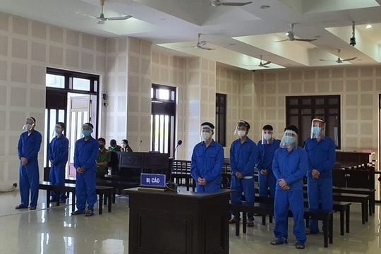 Nhớ lại chuyện cũ, nhóm thanh niên tham gia đánh hội đồng