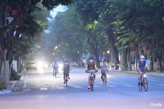 Người Hà Nội đổ ra các công viên, bờ hồ để tập thể dục buổi sáng