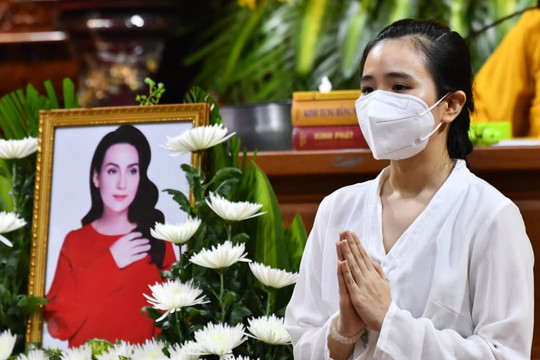 Con gái nuôi Phi Nhung đau buồn, lẻ loi nhìn về di ảnh mẹ trong lễ cầu siêu