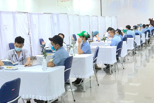 Người lao động tiêm đủ liều vắc xin không phải xét nghiệm