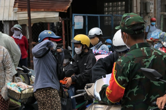 Bình Dương: Không để người dân tự ý về quê