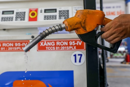 Cân nhắc giảm thuế để hạ giá xăng trong nước