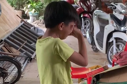 Cậu bé lớp 6 khóc nghẹn khi nghe cuộc điện thoại cuối cùng từ cha