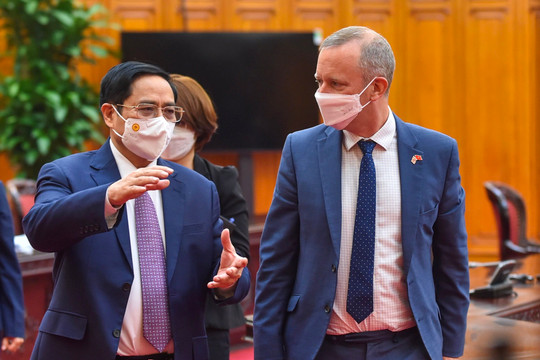 Thủ tướng đề nghị Anh cung cấp thuốc điều trị COVID-19 cho Việt Nam