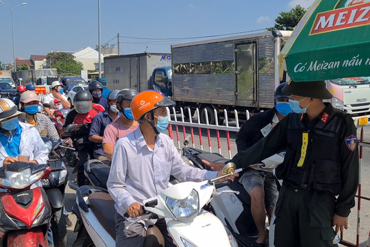 Thiếu giấy xét nghiệm SARS-CoV-2 âm tính, nhiều người từ TP Đà Nẵng không vào được Quảng Nam
