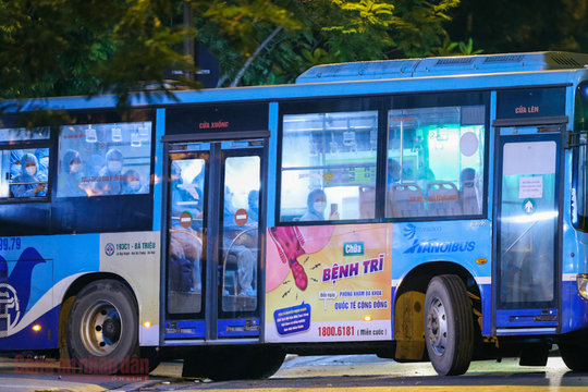 Hà Nội: Xuyên đêm đưa F1 từ ổ dịch Bệnh viện Việt Đức đi cách ly