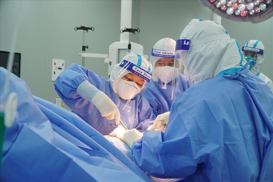 2 bệnh viện phối hợp mổ bắt con cho sản phụ mắc Covid-19 suy hô hấp nặng