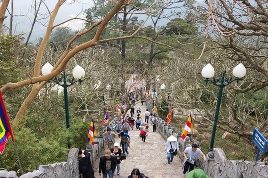 Thí điểm đón khách du lịch ngoài tỉnh tại đảo Tuần Châu và di tích Yên Tử