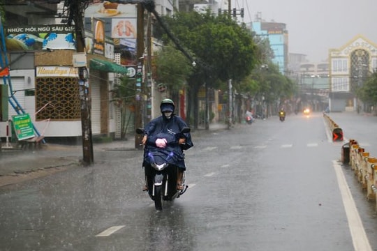 Vùng áp thấp trên Biển Đông khả năng mạnh lên thành bão, nhiều nơi mưa lớn