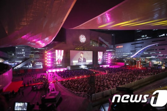 Siêu thảm đỏ LHP Busan 2021 quy tụ dàn sao khủng của xứ sở Kim Chi 
