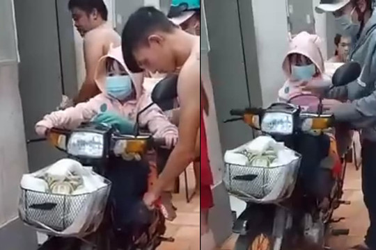 Clip hai cha con về quê chở theo hũ tro cốt của người vợ trên giỏ xe máy khiến bao người rơi nước mắt
