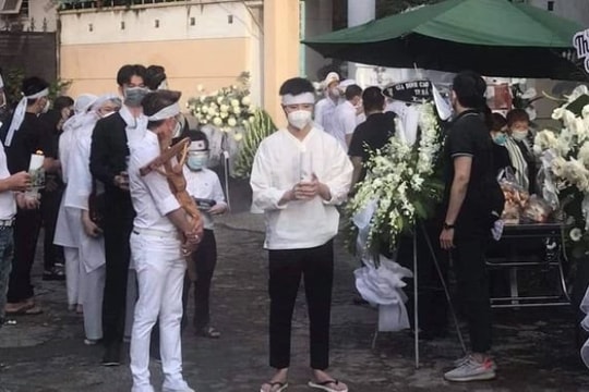 Đàm Vĩnh Hưng đội khăn tang, đến lo hậu sự cho bố của NS Hoài Linh
