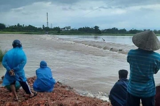 Một người dân bị nước lũ cuốn trôi khi đi chợ