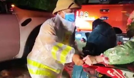 Lực lượng CSGT đẩy xe giúp người dân về quê vượt qua dòng nước lũ chảy xiết
