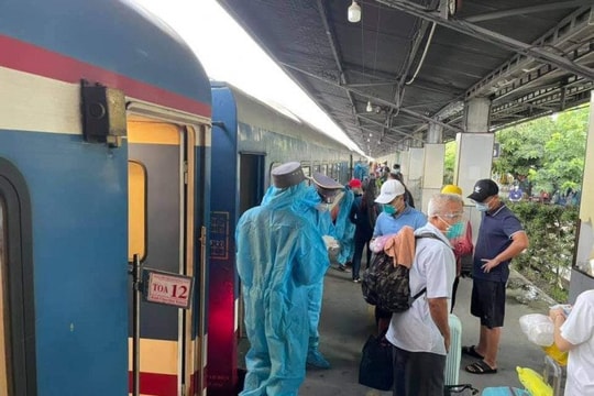 Chuyến tàu đặc biệt đưa 2.800 thai phụ, trẻ em, người già về quê