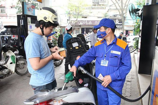 Giá xăng tăng gần 1.000 đồng/ lít, cao nhất trong 7 năm qua