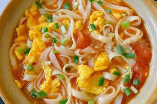 Cách nấu mì trứng và cà chua không dầu mỡ, chỉ với 3 phút cho bữa sáng ngon miệng và bổ dưỡng dạ dày
