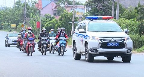Cảnh sát giao thông Thái Nguyên đón, dẫn đoàn người từ Bình Dương trở về quê