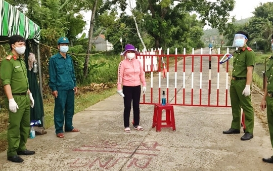 Khởi tố đối tượng nhậu say, vượt chốt kiểm dịch khiến một cán bộ bị thương