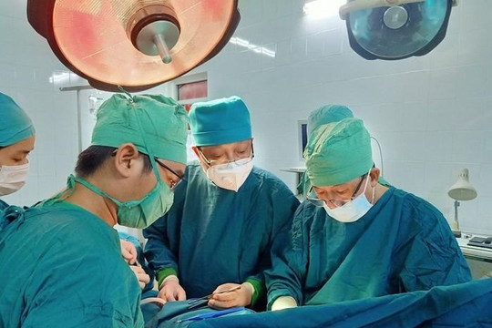 Cứu sống người đàn ông bị cành cây đâm vào cổ