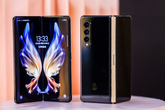 Samsung W22 5G ra mắt