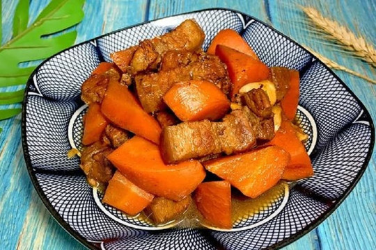 Món thịt lợn kho cà rốt rất ngon, mặn mặn thơm thơm, béo béo nhưng không ngấy, ăn rất thích