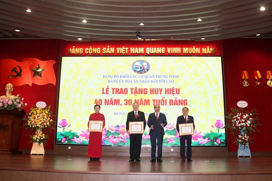 Chủ tịch nước Nguyễn Xuân Phúc trao tặng Huy hiệu Đảng cho các đảng viên trong Đảng bộ TANDTC
