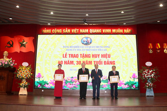 Chủ tịch nước Nguyễn Xuân Phúc trao tặng Huy hiệu Đảng cho các đảng viên trong Đảng bộ TANDTC