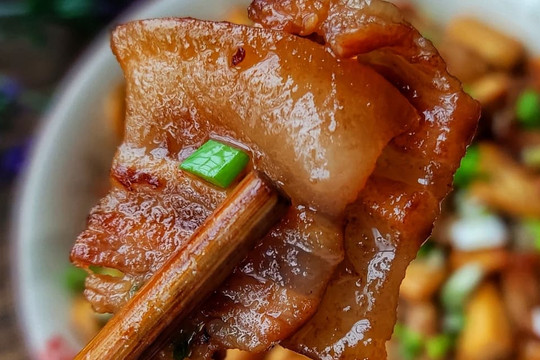 Khi trời lạnh, món đậu phụ hầm với thịt như thế này mùi thơm ngào ngạt, càng hầm càng ngon