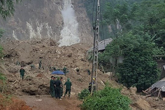 Sạt lở nghiêm trọng lúc rạng sáng khiến 3 người thương vong