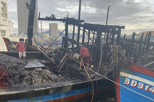Cháy lớn tại cảng cá Quy Nhơn, 5 tàu bị thiêu rụi