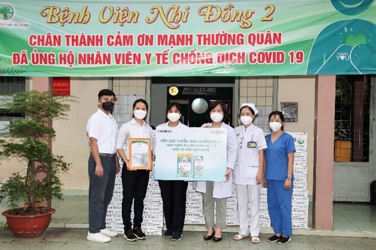 Vinamilk trao tặng 50.000 sản phẩm Vinamilk ColosGold cho con em cán bộ y bác sỹ tuyến đầu