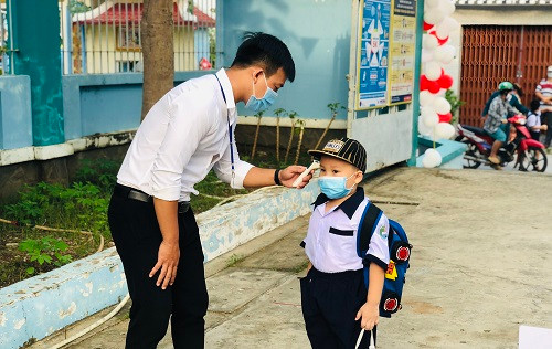 Trường học đầu tiên của TPHCM đón học sinh đi học trở lại