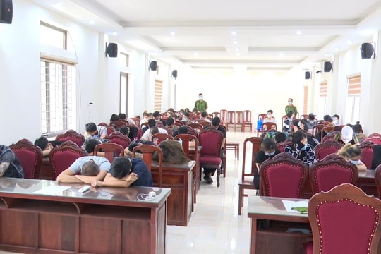 Hàng chục "dân chơi" sử dụng ma tuý trong quán karaoke
