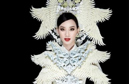 Ái Nhi diễn quốc phục 30 kg tại Miss Intercontinental 2021