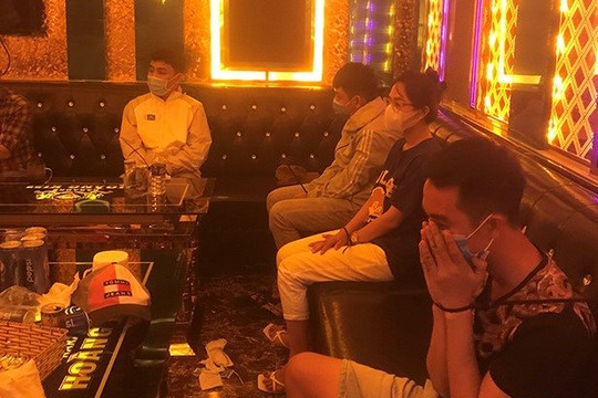 22 thanh niên nam, nữ mở tiệc sử dụng ma tuý tại quán karaoke