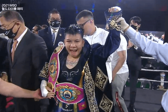 Nguyễn Thị Thu Nhi đánh bại nữ tay đấm số 1 thế giới, giành chiếc đai lịch sử cho boxing Việt Nam