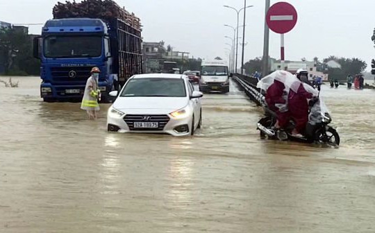 Lũ tràn qua QL1A, CSGT làm “cọc tiêu sống” hướng dẫn giao thông