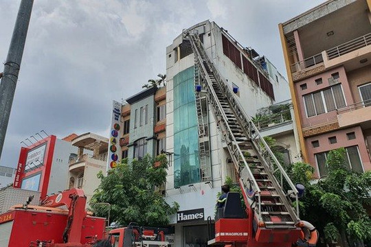 Giải cứu 16 người mắc kẹt trong đám cháy tại TP HCM