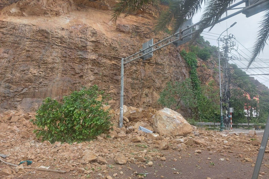 Núi Bà Hỏa bị sạt lở nghiêm trọng, đá lớn đổ ập xuống đường, 1 người bị thương nặng
