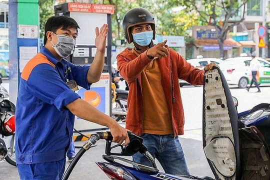 Giá xăng tăng hơn 1.400 đồng/lít, lên mức cao nhất 7 năm
