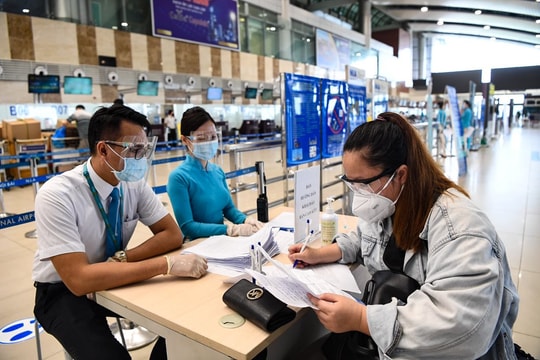Yêu cầu hành khách kê khai thông tin di chuyển khi đi máy bay