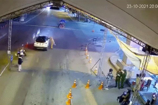 Lao thẳng xe ô tô vào chiến sĩ công an tại chốt kiểm soát dịch