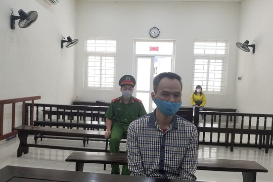 Mâu thuẫn từ việc đi làm muộn, vác dao đâm đồng nghiệp