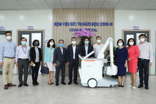 Bệnh viện Điều trị người bệnh COVID-19 tiếp nhận tài trợ máy chụp X-quang di động